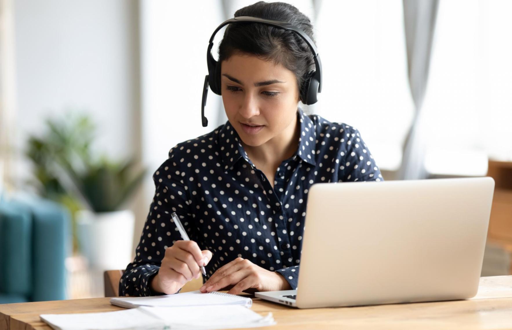 Moderne Arbeitsumgebung für Online-Webinare mit Laptop und Kopfhörern